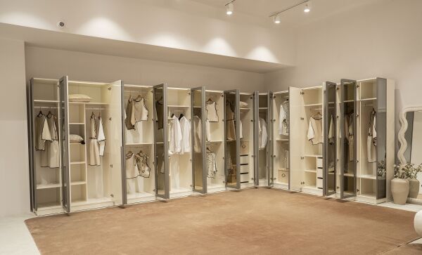 Vena Giyinme Dolabı