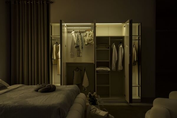 Vena Giyinme Dolabı