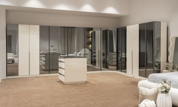 Vena Giyinme Dolabı