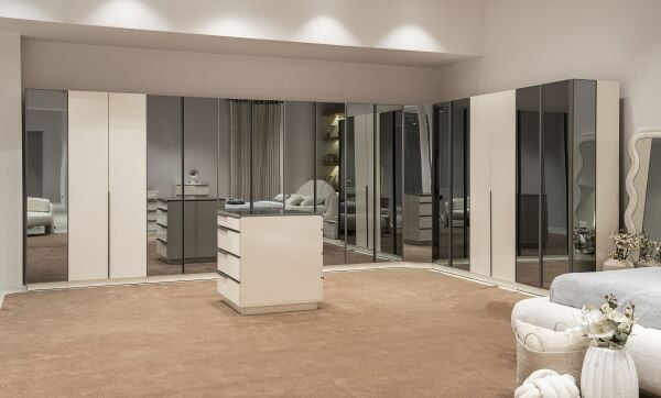 Vena Giyinme Dolabı